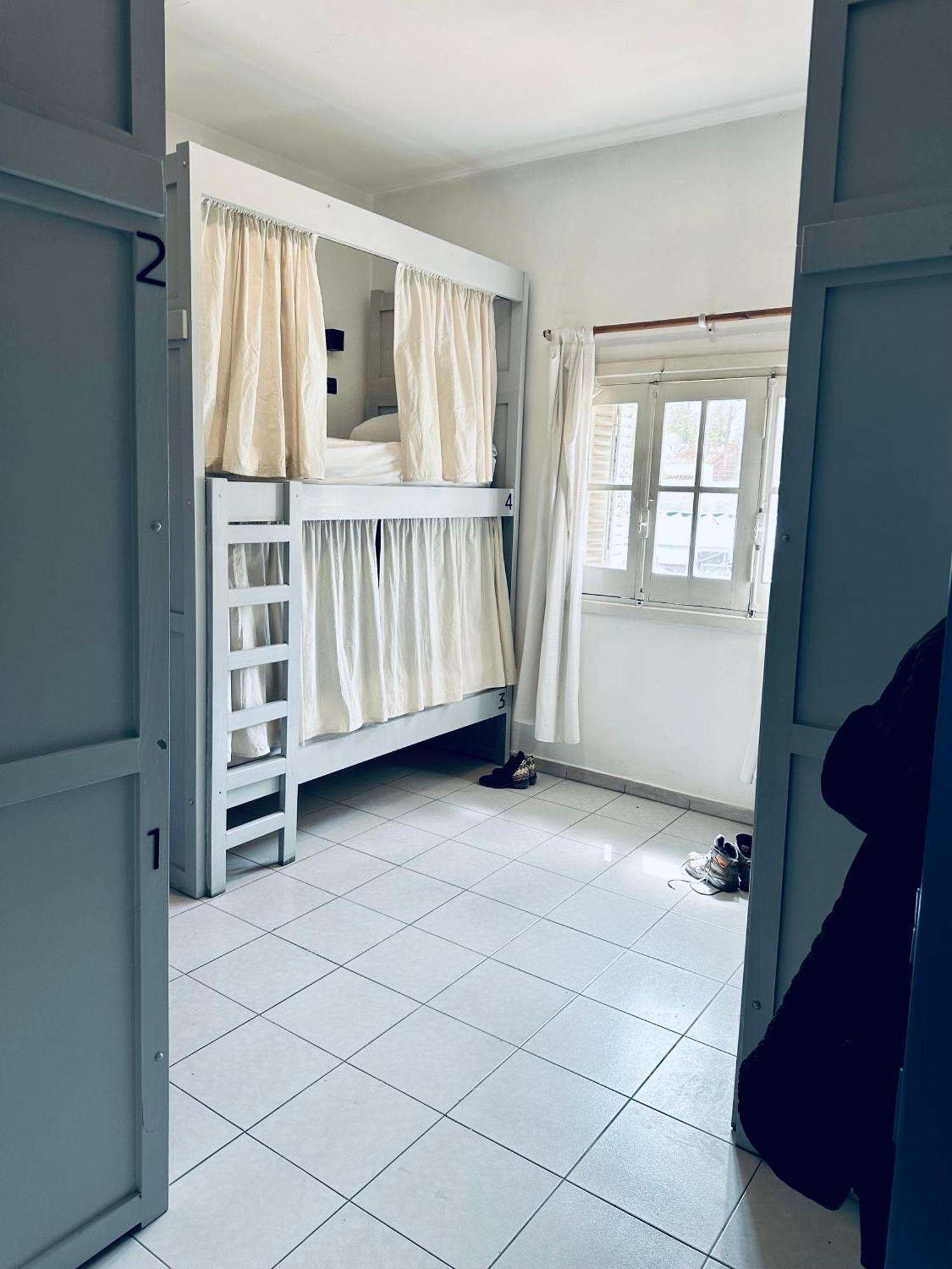 Gorilla Hostel Мендоса Номер фото
