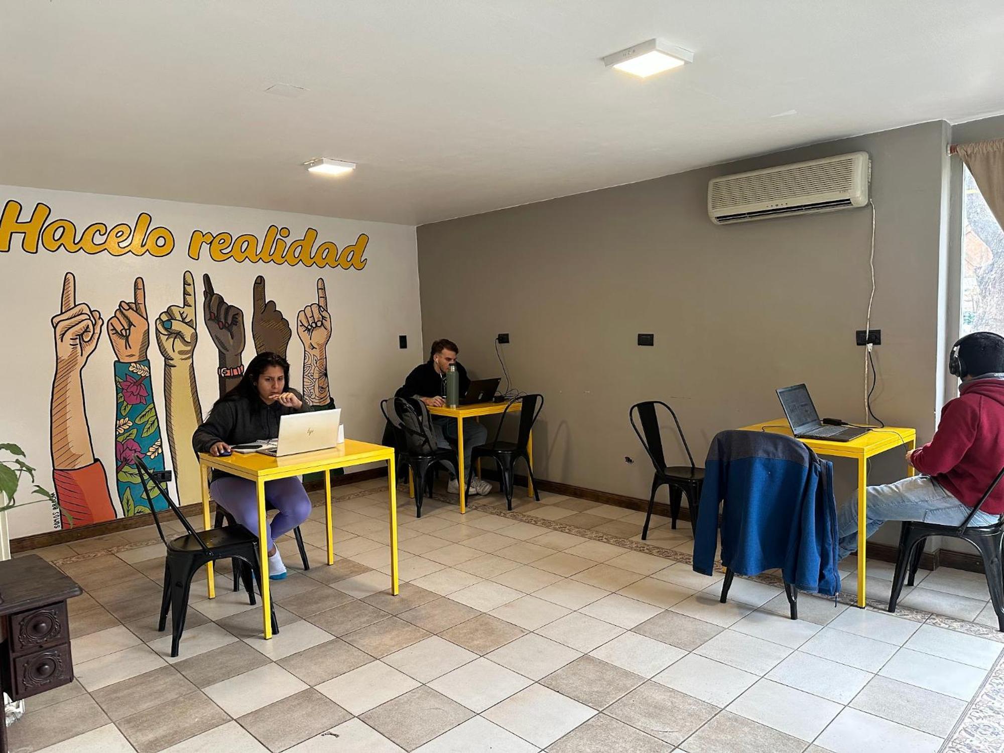 Gorilla Hostel Мендоса Экстерьер фото
