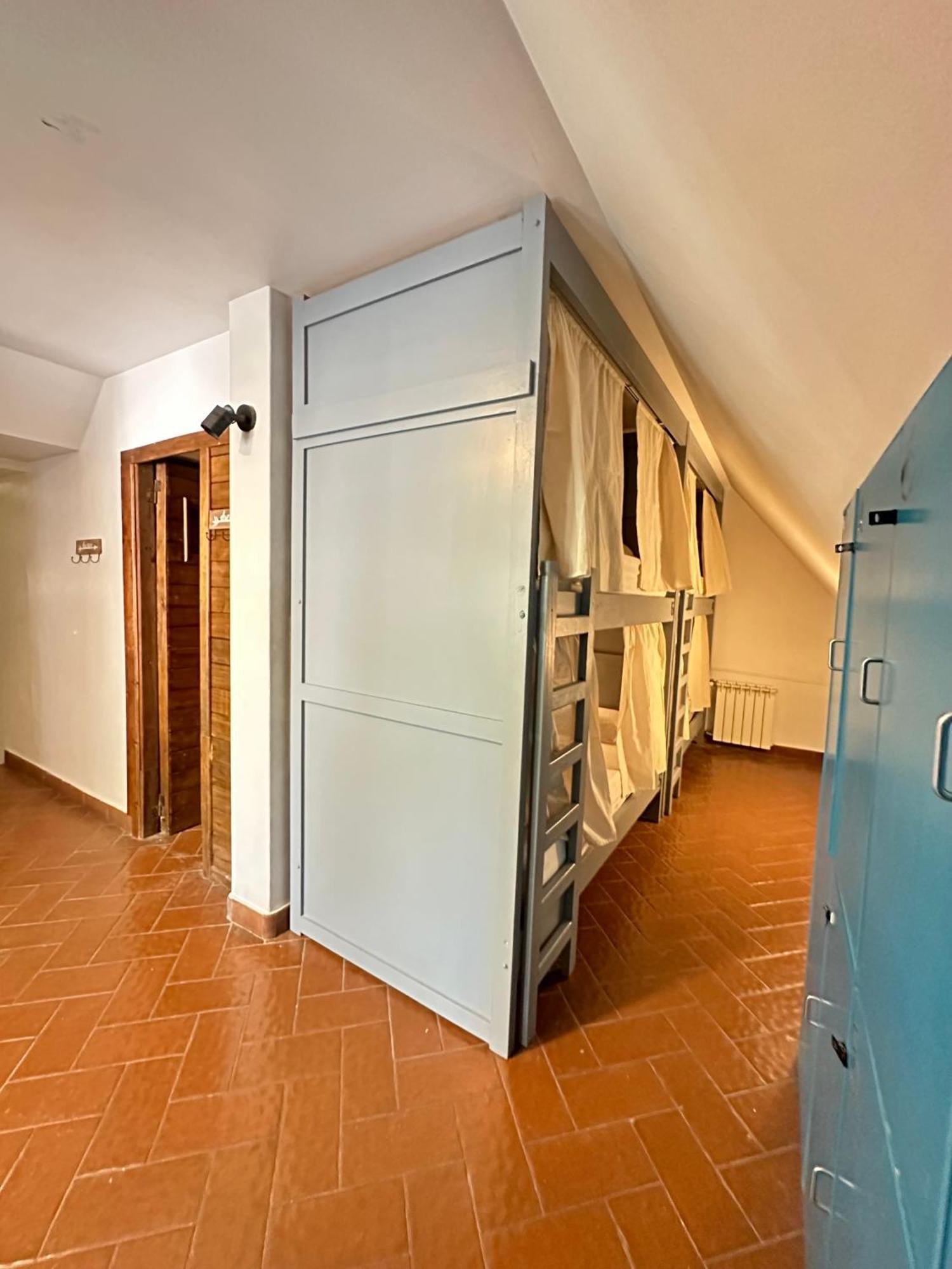 Gorilla Hostel Мендоса Номер фото